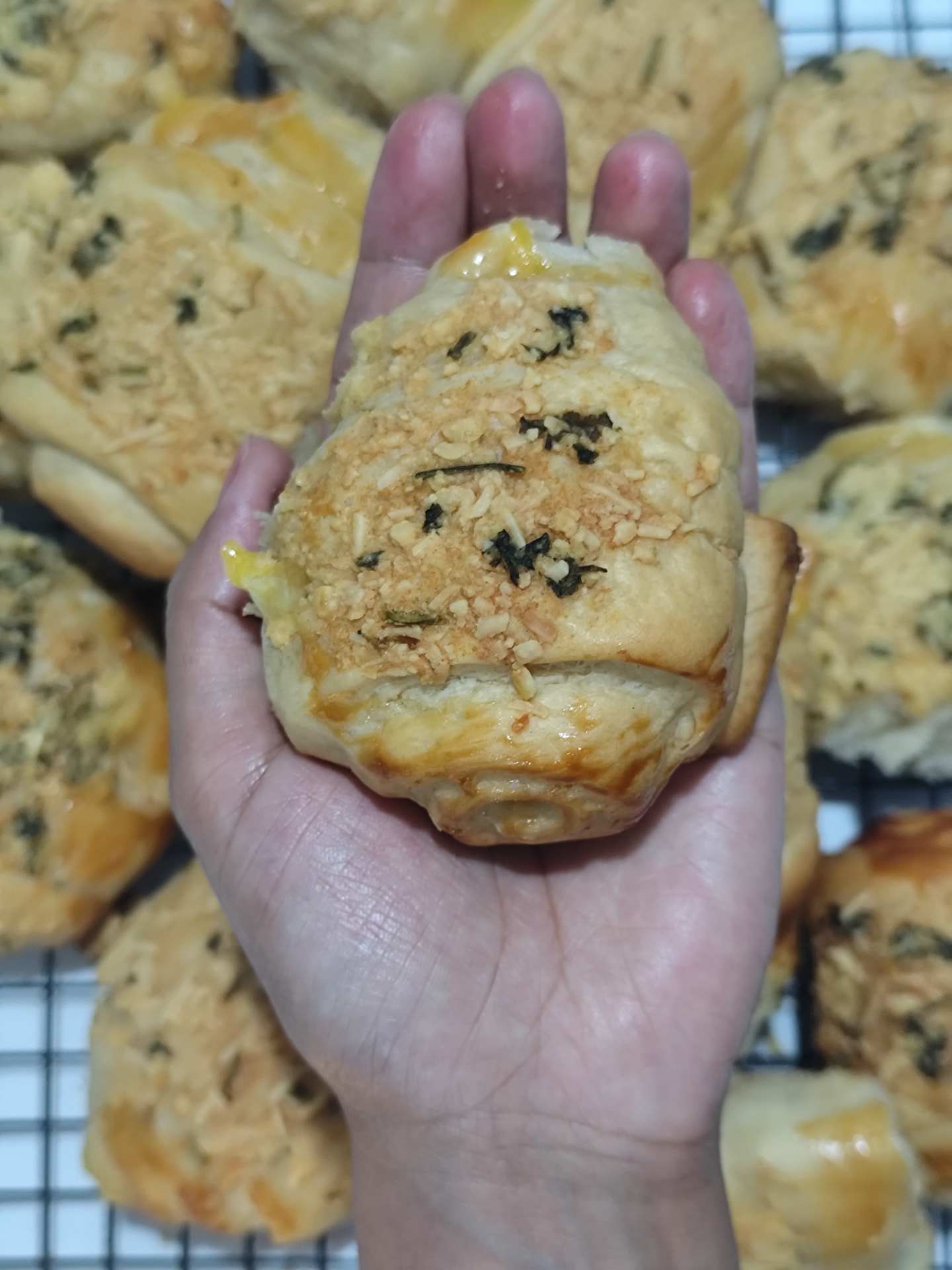 Bisnaguinha de parmesão na palma da mão