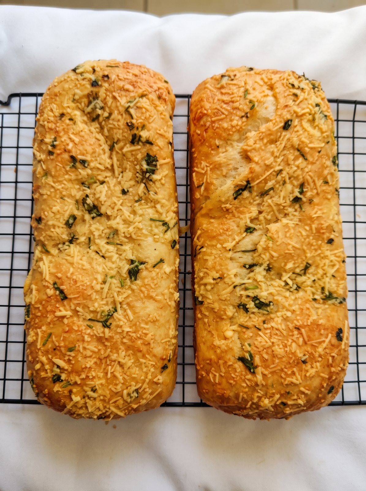 Dois Miolos de Parmesão com crosta de queijo e ervas
