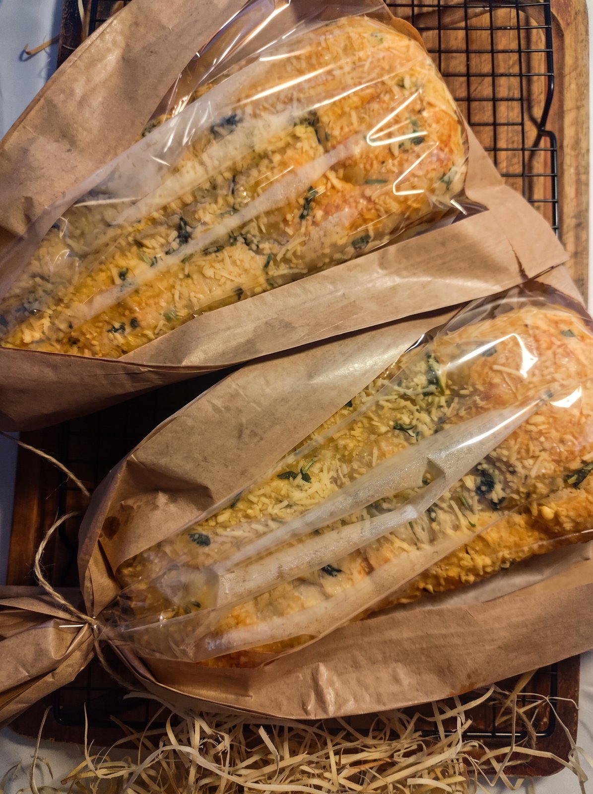 Miolos de Parmesão embalados em papel kraft prontos para entrega